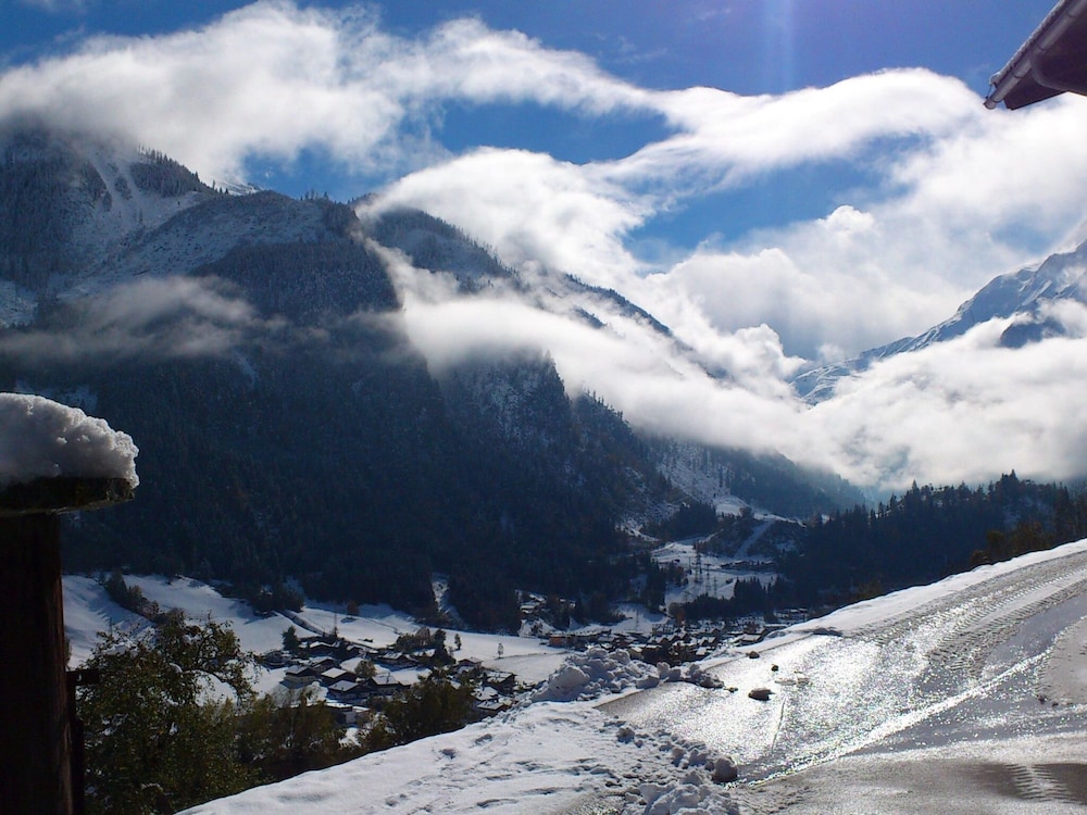 Sunny Alpine Apartment by the Slopes view 3