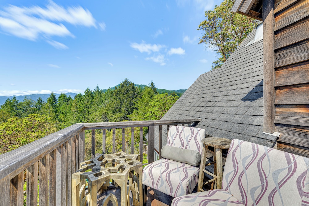 1 Mi to Black Sands Beach: Dreamy Coastal Cottage