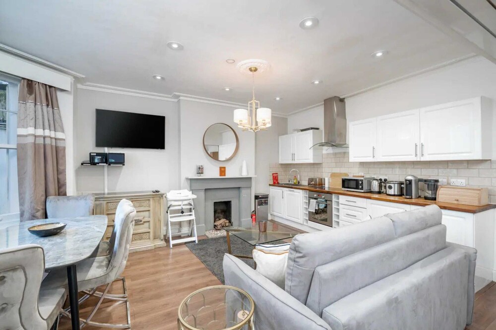 Bright and Modern 2 Bedroom Apartment in Earl's Court