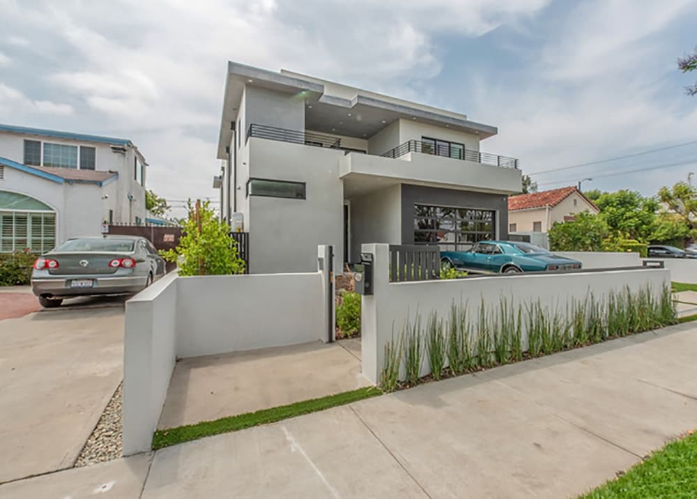Laurel Modern Villa - Image 1