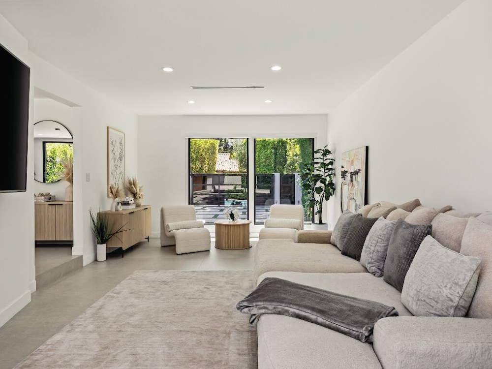 Casa Leona - Modern Masterpiece Behind Private Gates w/ Pool & Chef's Kitchen