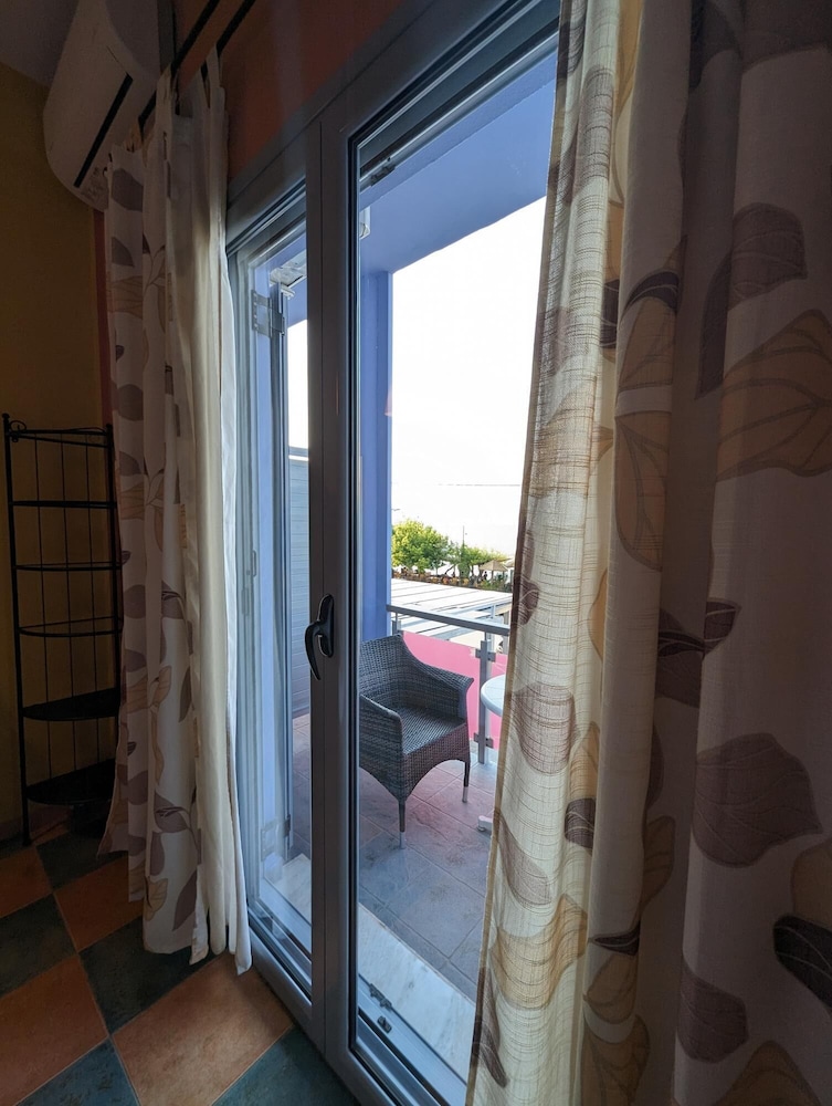 Okeania Seafront Rooms in Kamena Vourla