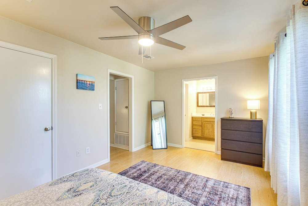 8 Mi to Beaches: Relaxing Retreat in Gulf Breeze