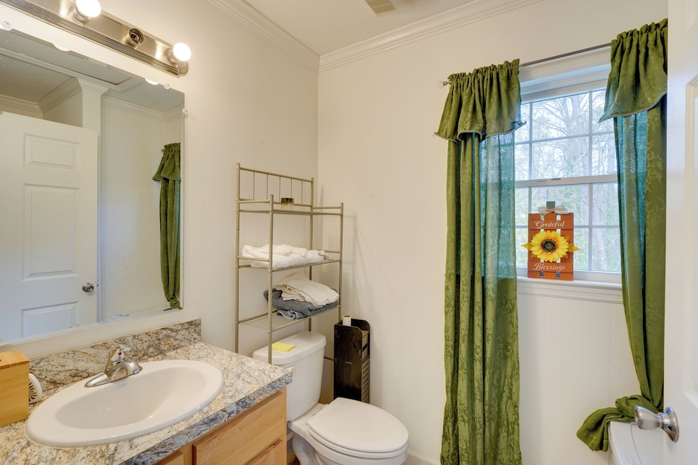2 Mi to South Boston Speedway: Cozy Tiny Home!