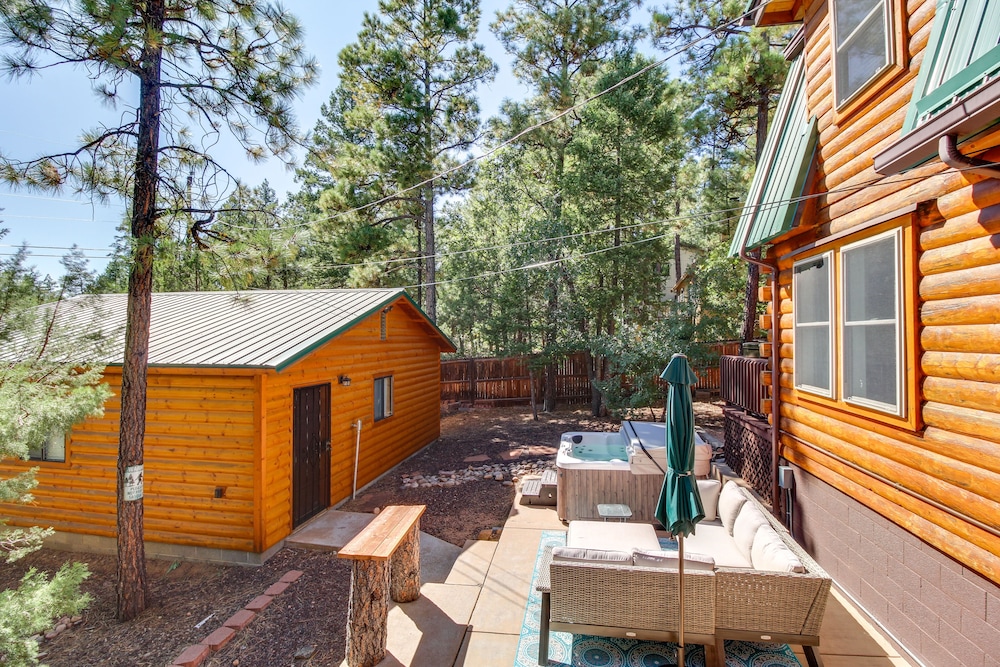 Hot Tub + Decks: Sherwood Forest Cabin
