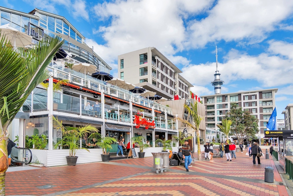 Stunning Harbour & City View Studio
