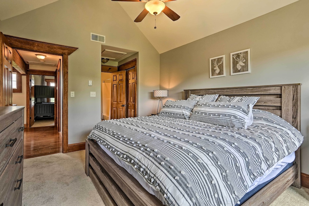 Retreat W/game Room & Deck, 1 Mi to Camelback