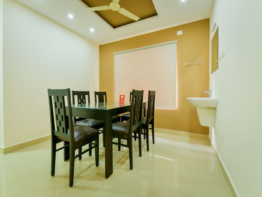 OYO 14271 Modern Studio Near Lulu Mall
