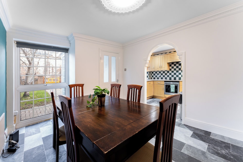 4-bed Home in Purley Near Gatwick Airport London