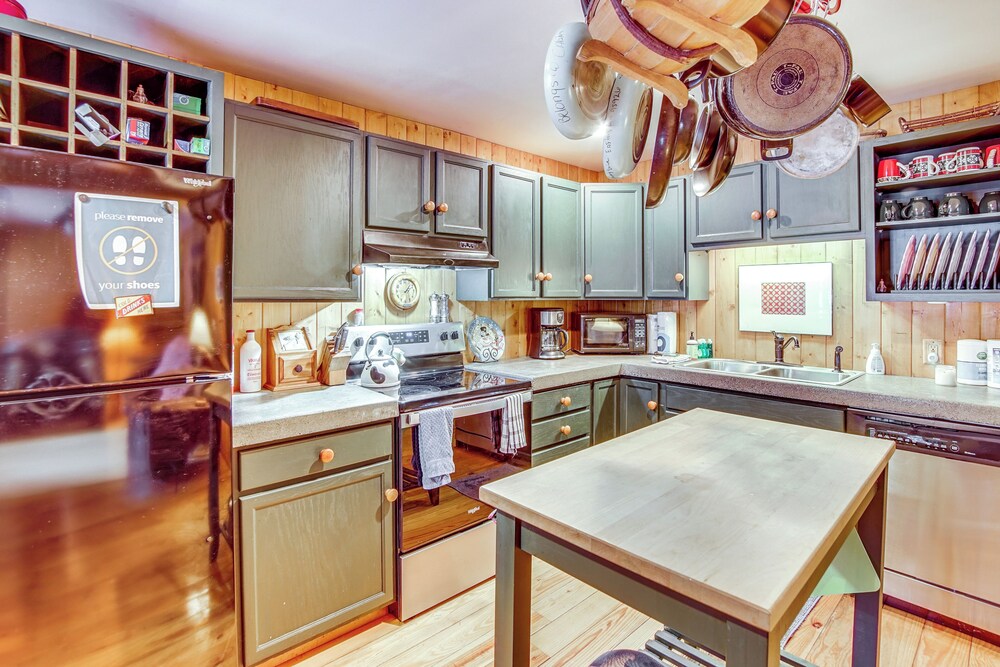 1 Mi to Lake Easton: Cozy Cascades Cabin!
