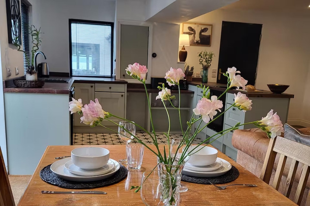 3 Bed House - Sea Views, Balcony, Parking, Pets