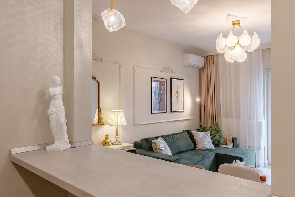 Parisian-Inspired 1BR in the Heart of Bucharest - Balcony, AC & Fully Equipped