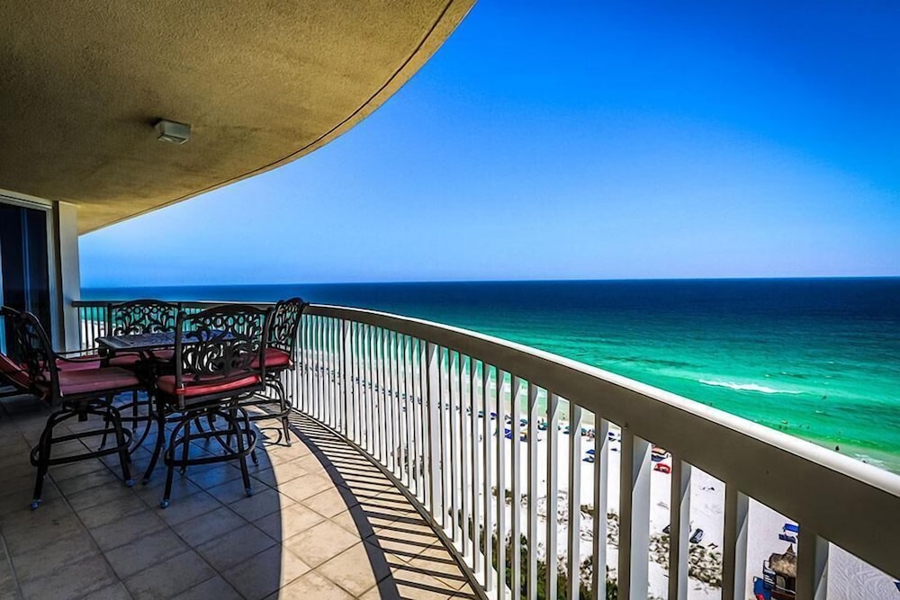 LATITUDE ADJUSTMENT 3 Bedroom Holiday Home by Five Star Properties