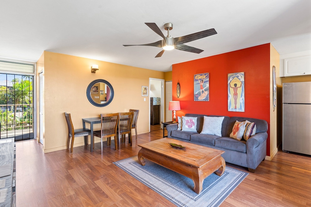 Kalama Terrace P-307 - 3rd-floor Walkup, 7 min Walk to Charley Young Beach, AC!