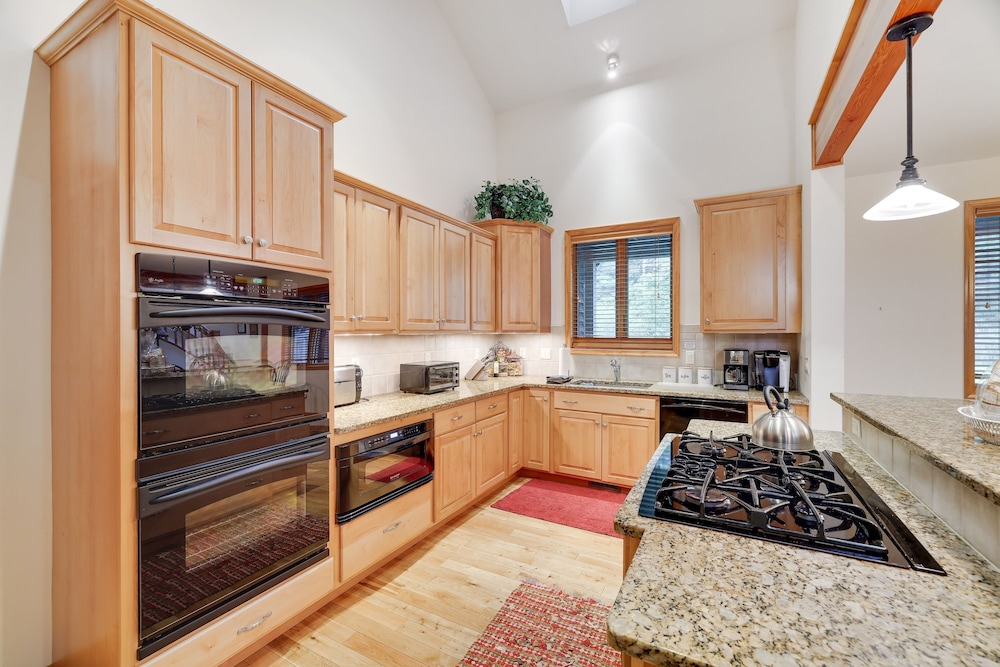 Elk Hollow by Avantstay Lakefront Chalet w Game Room Fire Pit