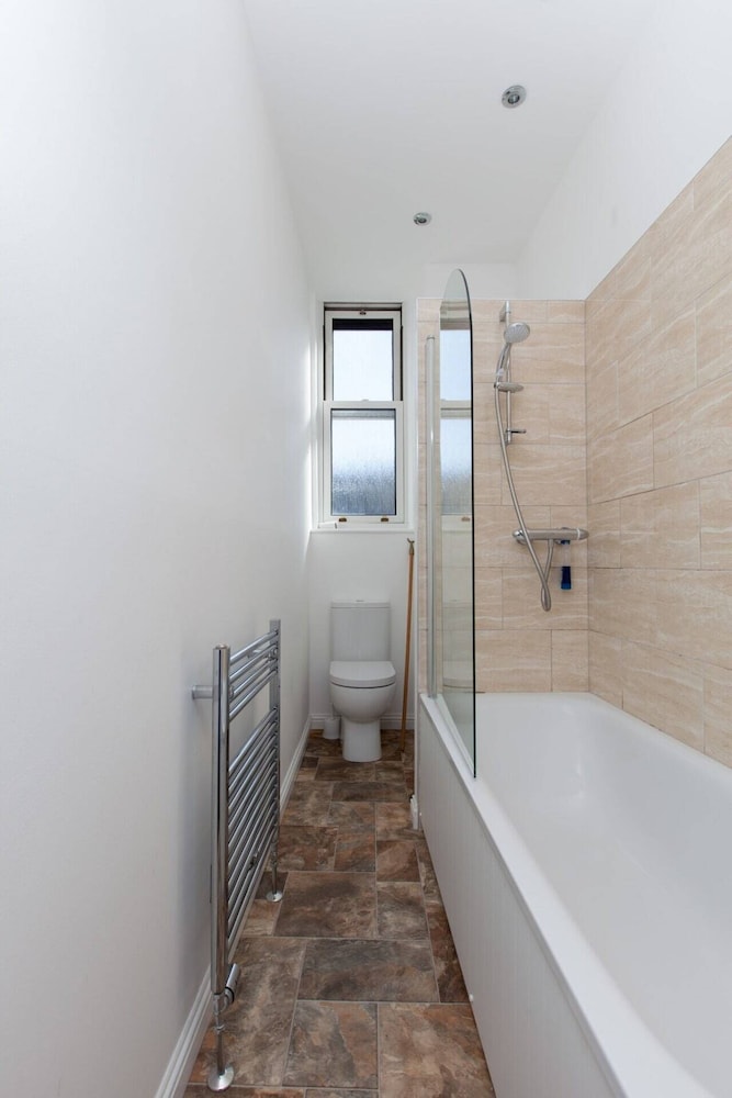 Spacious and Bright Polworth Flat
