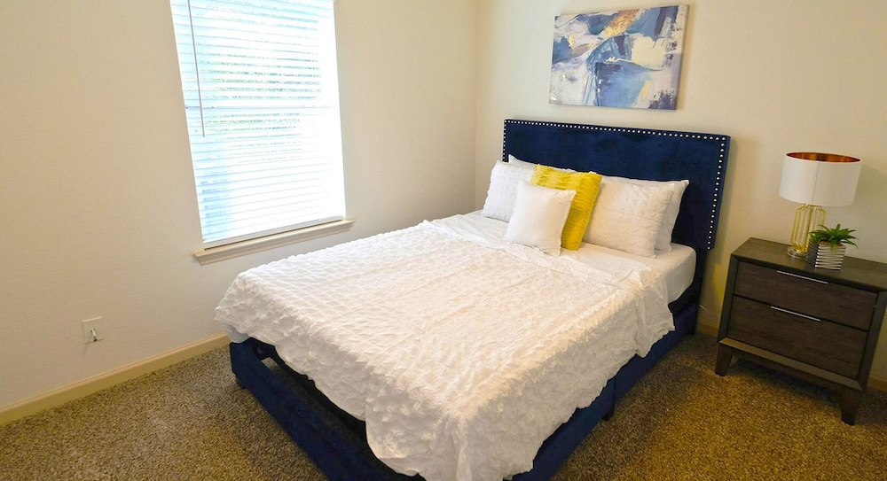 5Bdrm 2.5Bath 9Beds - The Nest Big House - Image 2