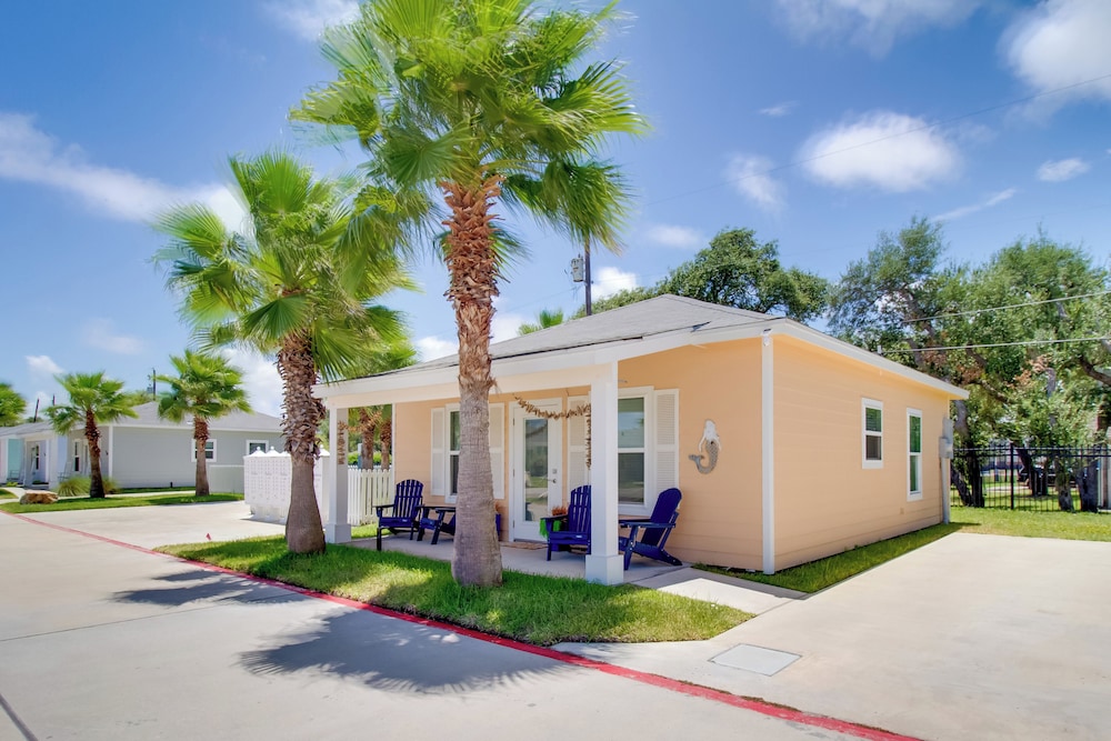 4 Mi to Rockport Beach Park: Home w/ Resort Perks