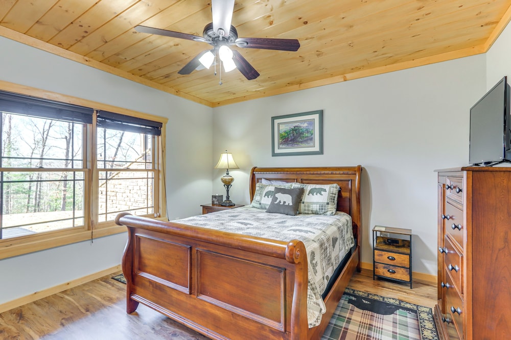 Blue Ridge Orchard Overlook' Cabin w/ Hot Tub