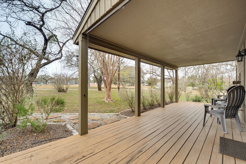 Serene Family Cottage w/ Deck & BBQ