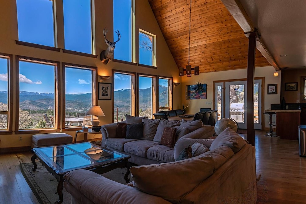 Ashland Vacations - Sunset Chalet - 2600 Sq.ft. Multi-seasonal Retreat - Property Image 1