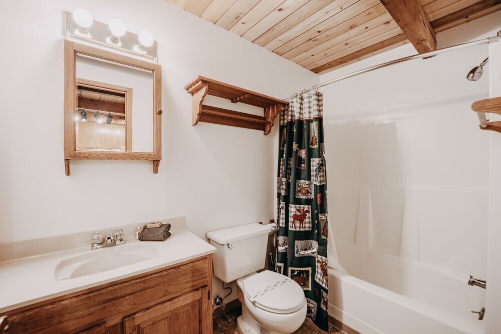 67mf- Hot Tub - Pets Ok - Bbq - Sleeps 5 3 Bedroom Home by RedAwning