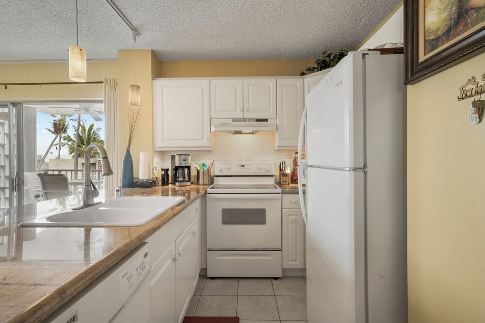 Top Floor With Ocean Views - Convenient Location - Vrkcv