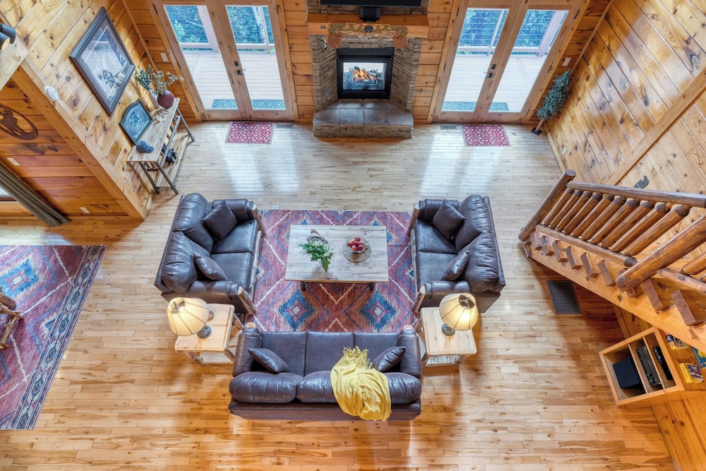 Big Bear Cove Hot Tub, Game Room, Fireplace + Smoky Mtn Views