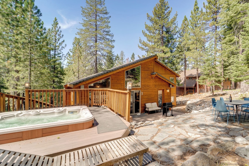 Near Ski Resorts & Trails: Truckee Home w/ Hot Tub