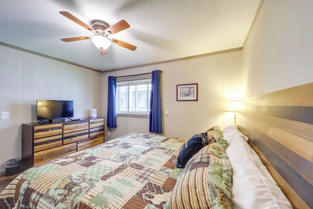 Furnished Deck + Resort Perks: Beech Mtn Retreat!