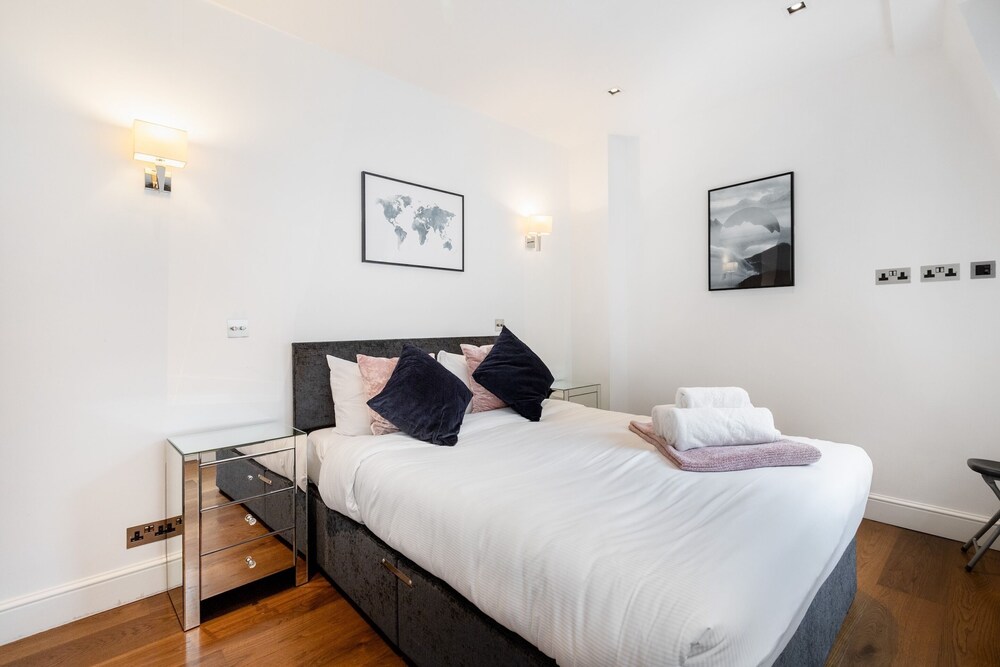 Stylish 2BR 2BA by the Heart of Soho