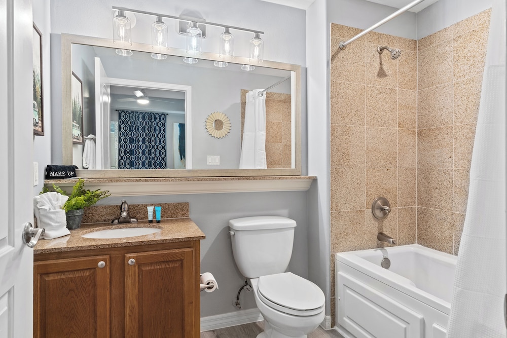 Renovated Condo 2mil away from Disney