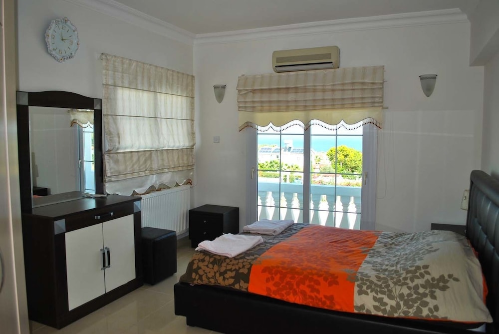 Villa Roman by Amy Villasa view 5