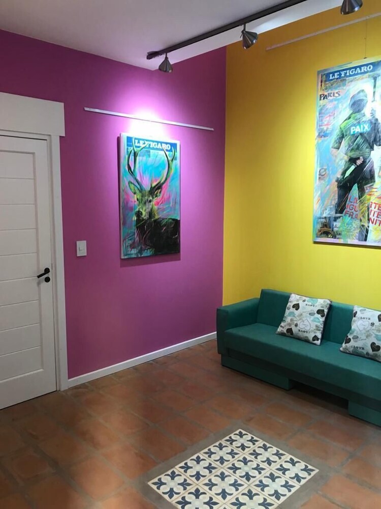 Apart Gallery