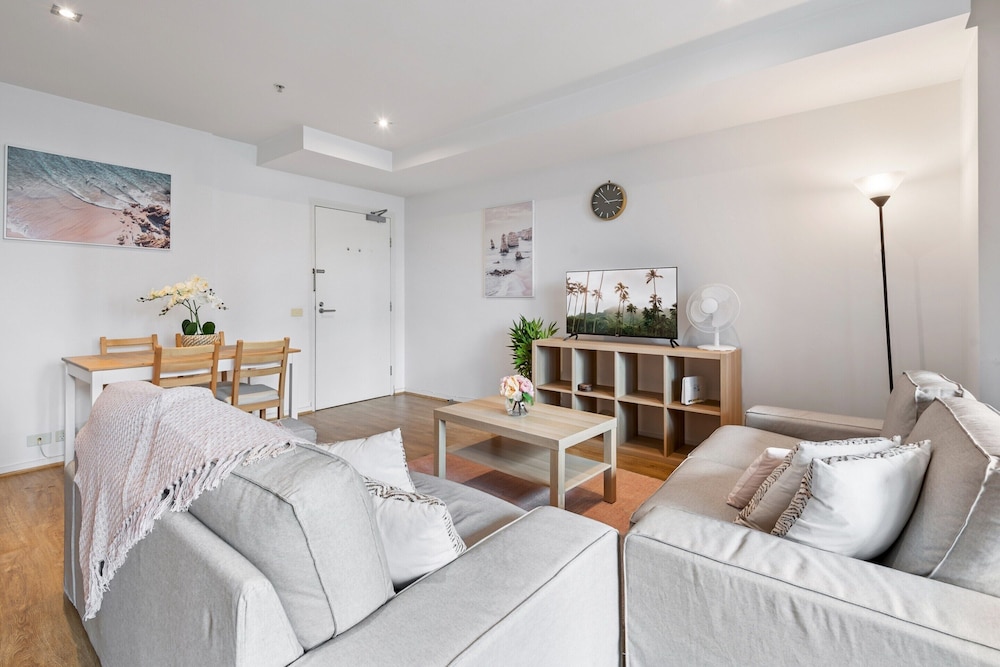Central 2-bed Apartment With Parking,