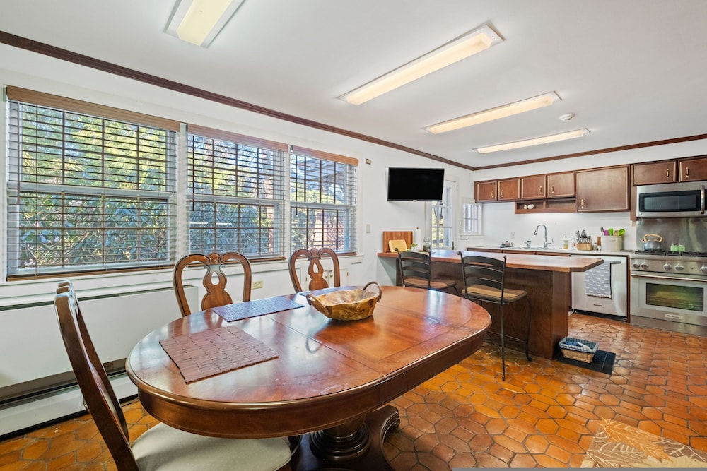 Spacious Dartmouth College Home on Occum Pond