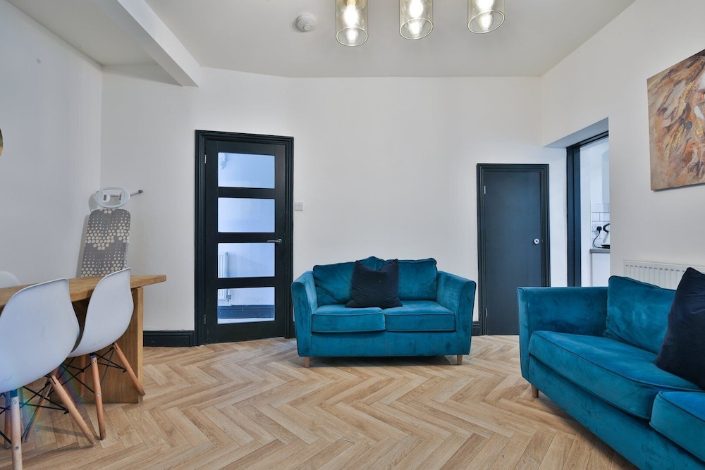 Bright 3-bed Swansea House + Parking