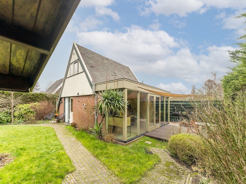 Stylish Holiday Home With Private Garden view 3