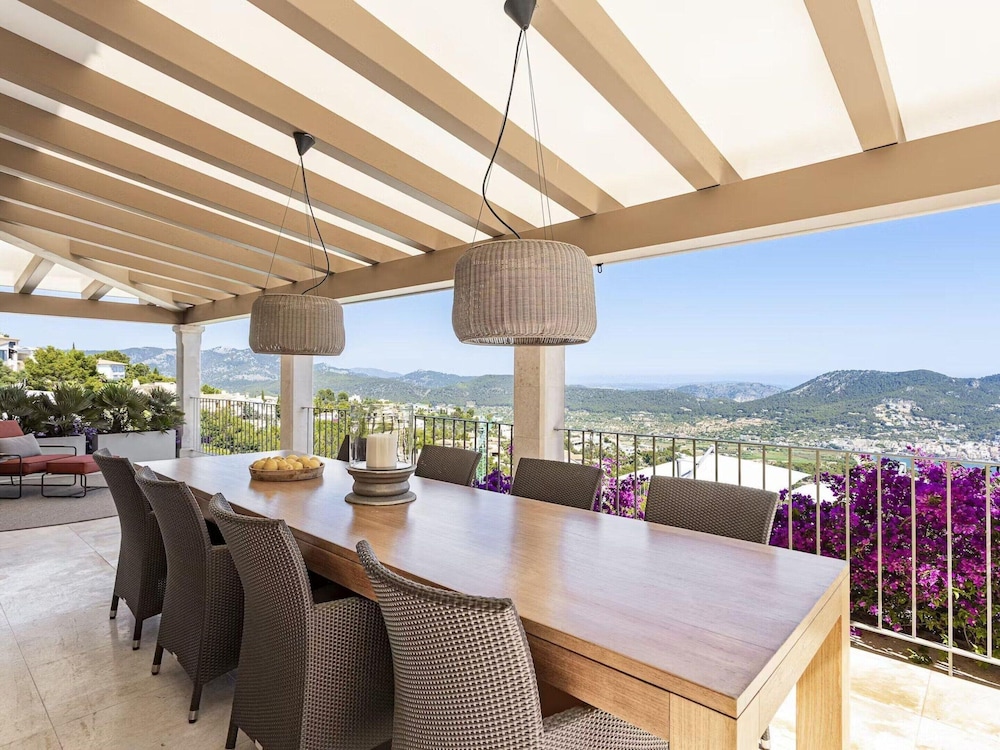 Majestic Villa With Harbour Views