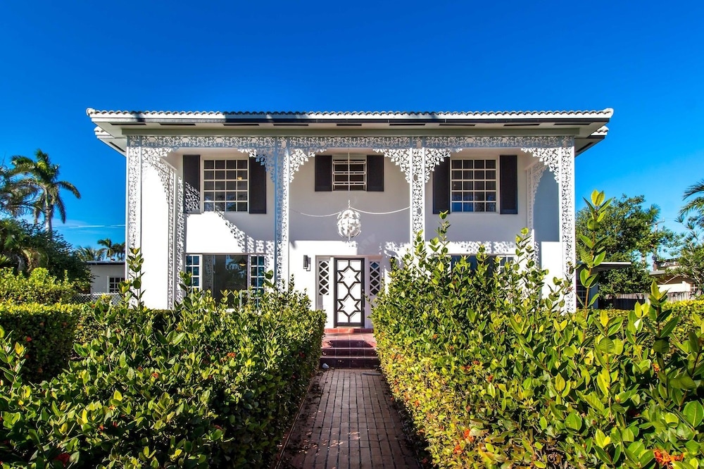 Chateau Hollywood Luxury Home & Pool near Hollywood Broadwalk - Image 1