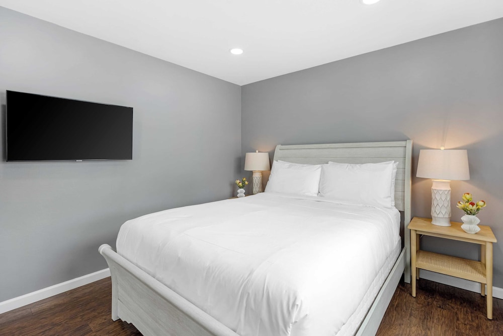 Topside Newport Rooftop Balcony + Ocean Views + Walk to Pier, Marina Village