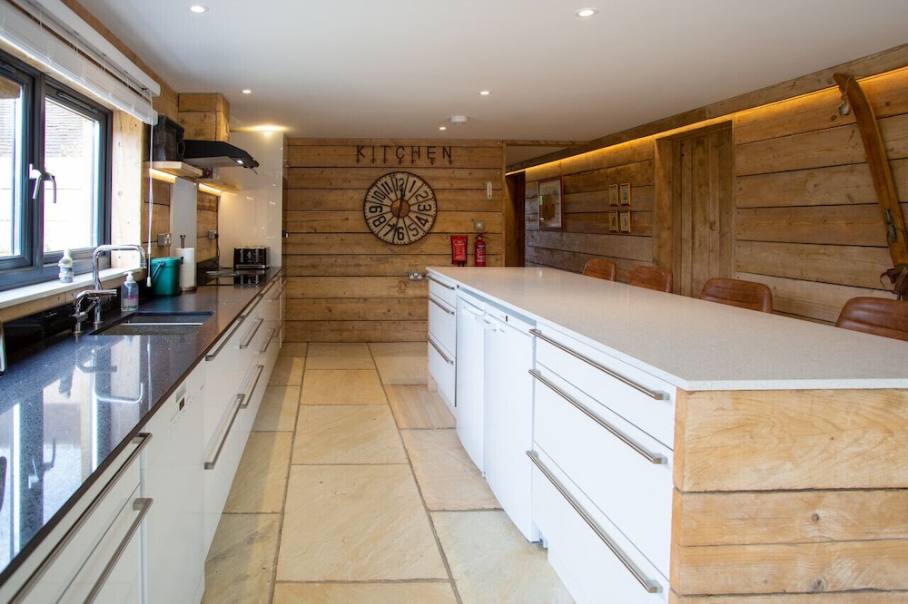 Owl Barn in Oxford With 5 Bedrooms and 5 Bathrooms view 3