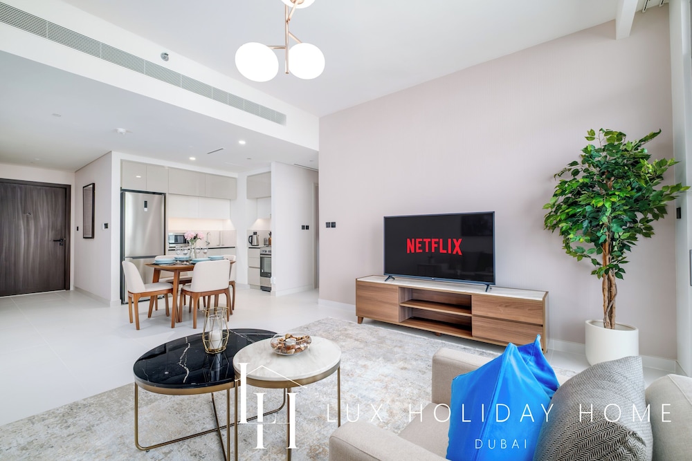 LUX The Marina Vista Beachfront Suite 5