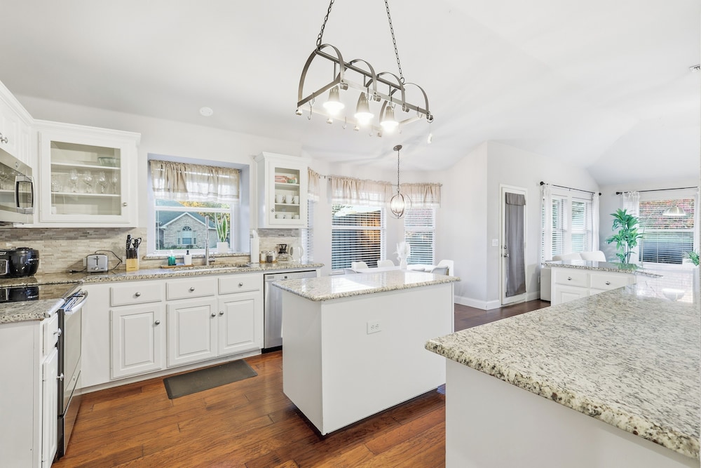 Lux Cozy 5B2B Home for Families