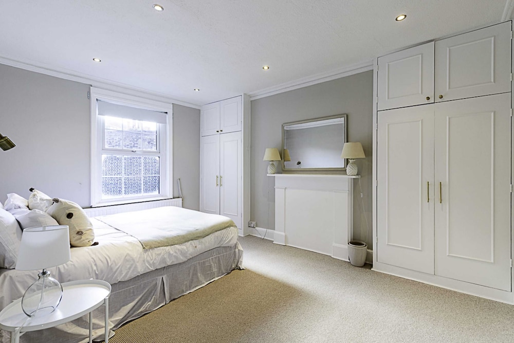 Contemporary and Spacious Kensington Home