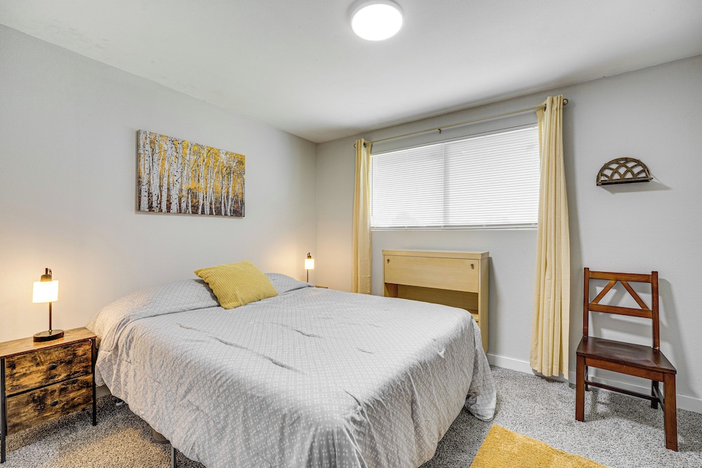 Cozy Apt w/ Private Deck, 2 Mi to Toyota Center!