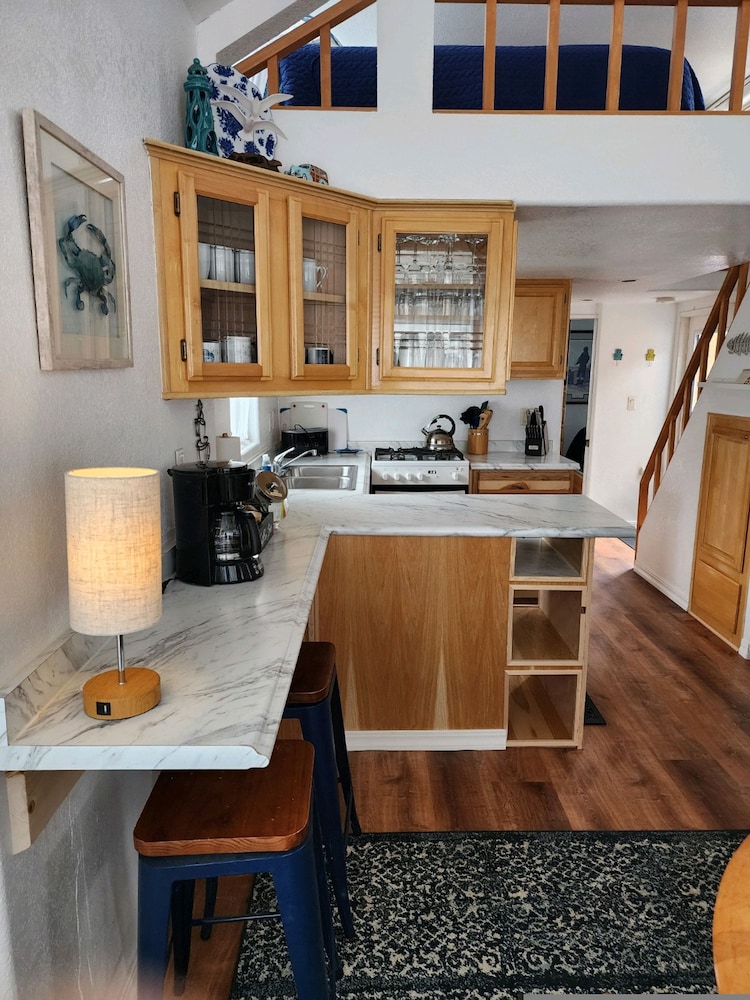 Oceanview Cabin 27 w Jacuzzi Enjoyable Views