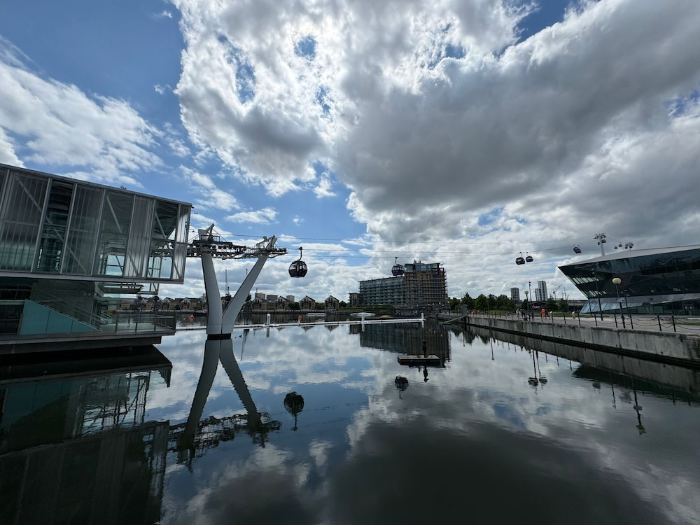 Luxury Loft Style 2 Bed Apartment Next to Excel/o2