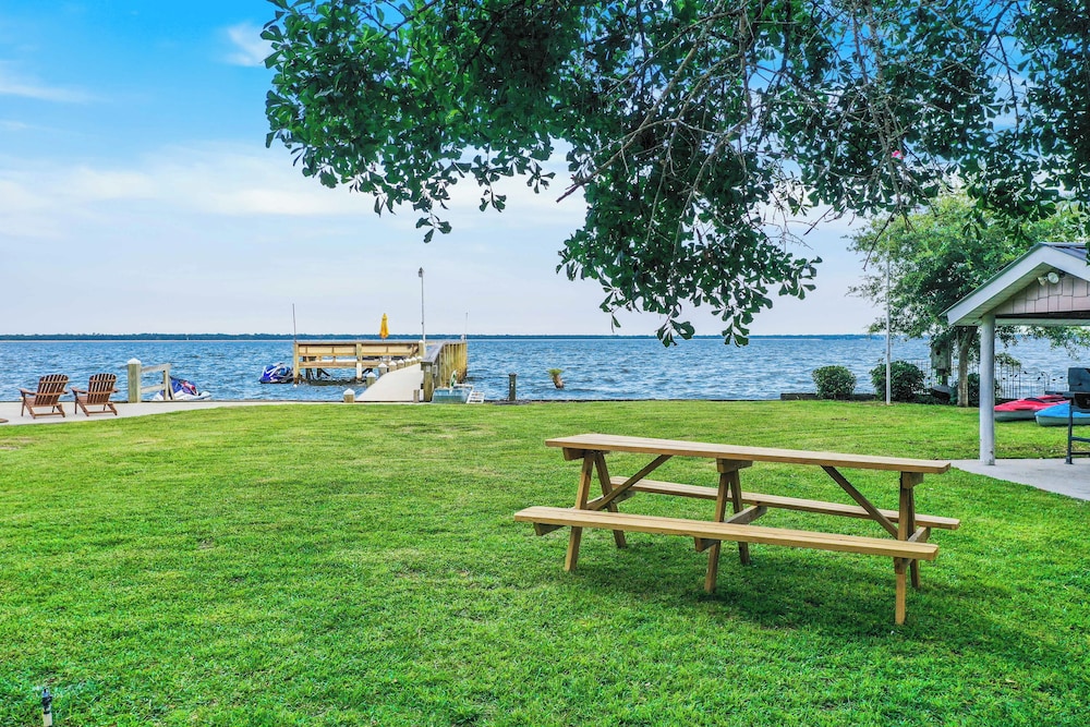 2BR Lakefront Getaway w/ Dock & Boat Launch