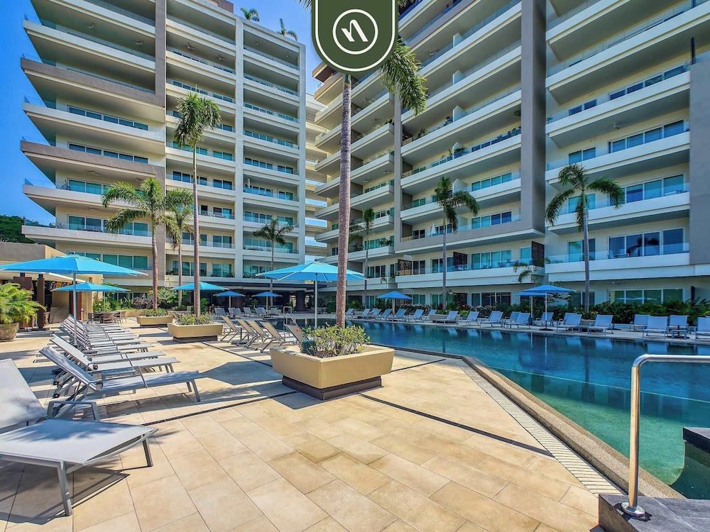 Luxury 2 BR Condo Near Golf Courses and Marina